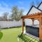 New Mountain Retreat with Hot Tub & Putting Green