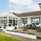 Alton Villa, Sleeps 12, Great for Families, Undercover Hotub & Games Room