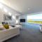 Driftwood Beach House with Spa Pool - Absolute Beachfront! - 黑潭