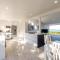 Driftwood Beach House with Spa Pool - Absolute Beachfront! - 黑潭