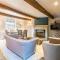 The Aubrey - a gorgeous converted 17th Century Grade II listed bolthole in Bakewell - Bakewell