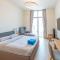 Luxury Escapes - Cozy Studio In front of Metro Stn - Access to Gym & Pool - Aura Azizi - 迪拜
