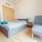 Luxury Escapes - Cozy Studio In front of Metro Stn - Access to Gym & Pool - Aura Azizi - 迪拜