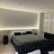 Black and White Suitte "Marques"