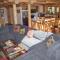 Beautiful Custom Log Cabin with Mountain Views, Pool Table & Hot Tub - The Claim
