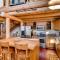 Beautiful Custom Log Cabin with Mountain Views, Pool Table & Hot Tub - The Claim