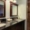 Trinity Escapes - Two Bedroom two bathroom full Apartment near airport