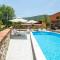 Holiday home with swimming pool, donkeys and horses - Vrlika