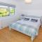 Rooftops Braunton, Stylish Beach House - Fantastic Views - Hot Tub hire - Sleeps 8