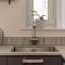 Pass the Keys Stunning 3 Bed Loft Style Apt with Free Parking - Edimburgo