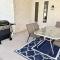 Cheerful Pool Home-Lowkey, 10min to Lake, Comfort