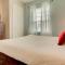 Top-Floor Luxurious LAKEVIEW Condo