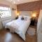 3 Bedroom House - a very British place to stay - near city centre !