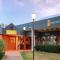 Freshly revovated Dog Friendly House walking distance to Waterfront!