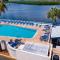 TAMPA BAY, BEACH step away, WIFI, FREE PARKING,POOLS, JACUZZI