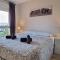 Homes of Spain, Apartamentos Paraíso, Ed Palmerston, Atico O, Suite con Piscina Privada en solárium, vistas al mar, a 50 m de la playa, WIFI