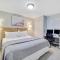 207 Pointes North Inn