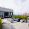 Stylish Condo at Clarendon with Rooftop Views
