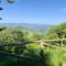 Home Holidays Crasciana, con terrazza vista sulle Alpi Apuane.