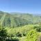 Home Holidays Crasciana, con terrazza vista sulle Alpi Apuane.