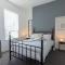 1 Bed Apt near Hospital and Stadium Free Parking Work or Leisure