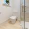 Beautiful & Spacious with 2 Free Parking Spaces - SRK Accommodation