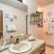 Kathys Cabin, King Bed, Hot Tub, Near-NAU & Downtown attractions, Perfect Year-Round Mountain Getaway