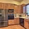 Kathys Cabin, King Bed, Hot Tub, Near-NAU & Downtown attractions, Perfect Year-Round Mountain Getaway