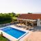 Villa Gode -secluded house with heated pool near the beach - Nin