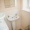 Sleeps 5 - 3 Bedrooms - walk to the square hosted Happy Valley cast