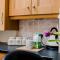 Sleeps 5 - 3 Bedrooms - walk to the square hosted Happy Valley cast