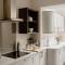 Sleeps 6 4 bedrooms 2 minute walk to the Square Hosted Happy Valley Cast