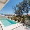 Stunning Home In Sumartin