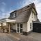 Spacious villa with a sauna, at the Tjeukemeer - Delfstrahuizen