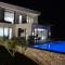 Lake Breeze Villa with a Pool & Magnificent Views - Široka