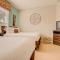 Gorgeous 1st-Floor, End Unit Condo w LAKEVIEW