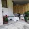 Parte di casa con giardino e piscina
