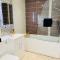 The Beachfront Lookout a Stunning Apartment with Perfect Sea View - 沃辛