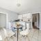 Cozy Up in 5BR Apt Near Charming Oak Square - بوسطن