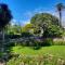 Sunnydaze-detached chalet with 2 bedrooms and 2 bathrooms and private parking outside door
