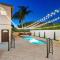 Beverly Grove Spanish Oasis with Pool & Parking - Лос-Анджелес