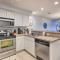 Breezy Lakefront Condo with Balcony and Lake View! - 卡姆登顿
