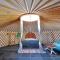 Spacious heated Yurt with Hot tub, 5 mins to beach