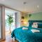Luxury at The Brunswick - Free Parking-4 bedrooms