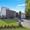 MOOLOOLABA CANAL HOME - Modern 4Bedroom with Spa, Sauna and Private Pontoon - NEW proprietor 2024