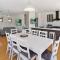Oriana Grande- 5 Bdrm Sleeps 14 Beach View Wifi