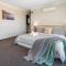 Oriana Grande- 5 Bdrm Sleeps 14 Beach View Wifi
