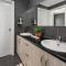 Oriana Grande- 5 Bdrm Sleeps 14 Beach View Wifi