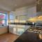 Victoria Parade: Perfect family apartment over looking Viking Bay, stones throw from the beach and town