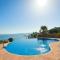 SUNNY HOUSE AT THE BEACH infinity pool shared